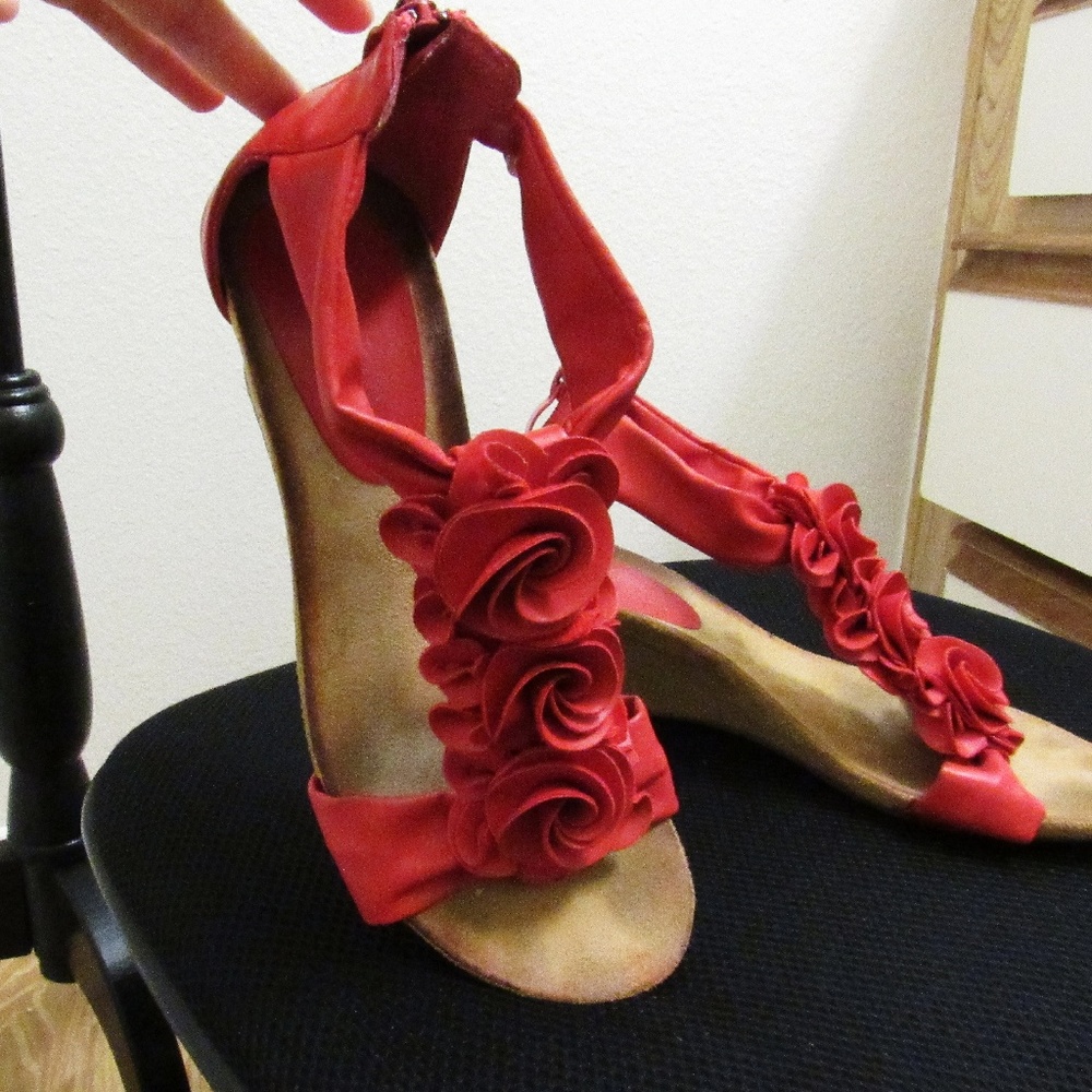 ROSE RED WEDGE HEELS